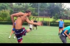 身體恢復(fù)得不錯(cuò)！文班亞馬化身后衛(wèi)和朋友踢野球