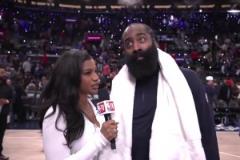 這女記者長得很有姿色！哈登賽后接受采訪，小眼神有點(diǎn)好玩！