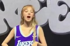 宋雨琦穿詹姆斯的球衣真的很漂亮、很可愛、很酷哦！