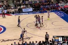 上來火氣就這么大！唐斯卡位中與哈里斯發(fā)生爭(zhēng)執(zhí)，兩人互噴垃圾話