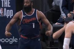 也是個(gè)活寶哈登進(jìn)球后秀肌肉慶祝，這小眼神~