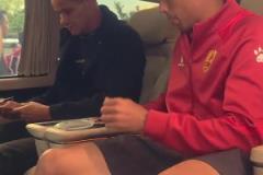 父子情深！青島紅獅與遼寧鐵人賽后，里瓦爾多與愛(ài)子團(tuán)聚