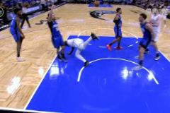 沒必要的動作！科爾-安東尼兇狠拉拽 將上籃的布朗干翻在地