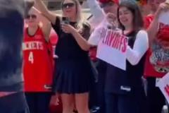 飛赴舊金山！大批火蜜夾道歡送杰倫-格林登機(jī)