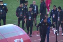 暴怒，主裁判點(diǎn)后又被邊裁取消，中甲青島紅獅教練怒摔身份牌