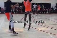 時過境遷！庫里三年前曾在訓(xùn)練營三分顏射阿門，隨后指導(dǎo)其防守！