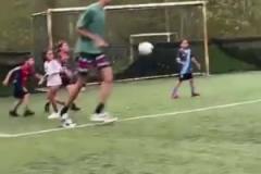 去你們的足球夢(mèng)？文班亞馬踢野球彩虹過(guò)人戲耍小朋友