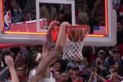 游走在規(guī)則的邊緣！燈亮的時(shí)候，戈登的手到底有沒有完全離開球呢？