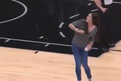 WNBA普拉姆在馬刺主場(chǎng)扔毛巾名場(chǎng)面！~