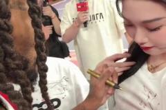 關鍵這簽名的位置？羅斯給國產卡戴珊肘姐衣服上簽名~