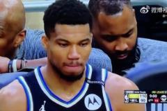 又要出局了？字母哥最后時刻在板凳上神情似乎有些許落寞