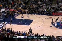 嚇人??！詹姆斯倒地拼搶壓到愛德華茲腿部，華子捂腿相當(dāng)痛苦