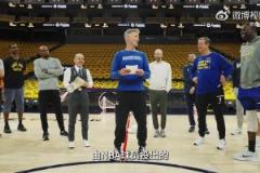 最佳隊友！科爾為庫里頒發(fā)年度最佳好隊友獎