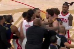 火勇沖突三人吃T庫里造犯規(guī)比??，狄龍硬要搶球被追夢推開