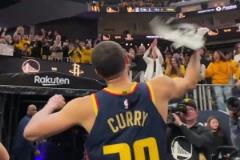 真高興啊！庫里離場時，與場邊球迷互動&狂甩毛巾慶祝！