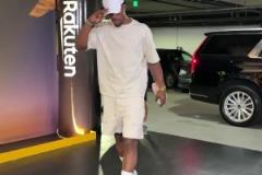 看起來狀態(tài)良好??！巴特勒賽前一臉輕松進入大通中心