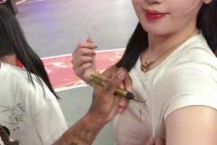 肘子姐居然讓羅斯簽名在其胸口上?。?！