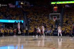 你可以永遠(yuǎn)相信！庫(kù)里關(guān)鍵時(shí)刻點(diǎn)飛防守 命中三分壓哨神仙球