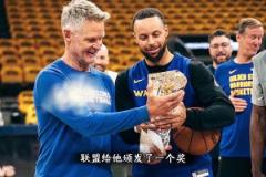 庫(kù)里今天又獲獎(jiǎng)了！這個(gè)獎(jiǎng)，他從未得過(guò)，卻早該他得…