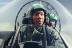 要不還是拍電影去吧！字母哥此前廣告展現(xiàn)的演技如何呢？