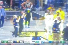 說啥了？哈利伯頓父親賽后主動走向字母哥 后者聽完一臉懵