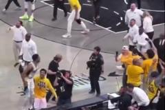 難怪會爆發(fā)沖突！哈利伯頓父親賽后拿著毛巾嘲諷字母哥，后者不爽！