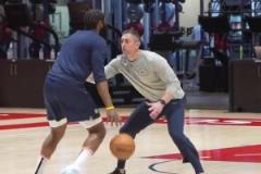 提前適應(yīng)強度？登哥加練了突破跳投 訓(xùn)練師每一秒都在犯規(guī)