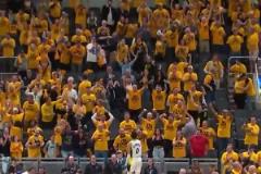 哈利伯頓賽后跳上技術(shù)臺(tái)這一幕，像極了當(dāng)年科比第5冠的那一幕！