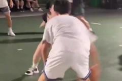 身材爆炸的小姐姐竟然是防守悍將，根本過不去