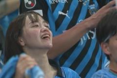 靚麗風(fēng)景線！川崎前鋒取得進球！看臺美女球迷揮舞圍巾慶祝！