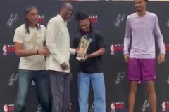 排面拉滿！上將、鄧肯、文班到場(chǎng)為卡斯?fàn)栴C發(fā)最佳新秀獎(jiǎng)杯