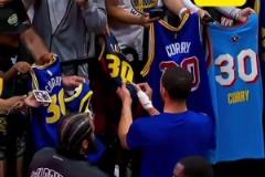 暖心偶像！庫(kù)里用受傷的投籃手為火箭主場(chǎng)的勇士球迷簽名