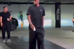 巴特勒賽前入場輕裝上陣 手捏迷你杯咖啡