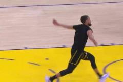 庫(kù)里賽前熱身秀了一記暴扣，隨后再籃下定了半天才跳起慶祝