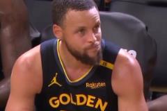 主場(chǎng)不敵火箭被拖入搶七！庫(kù)里坐在替補(bǔ)席不住搖頭