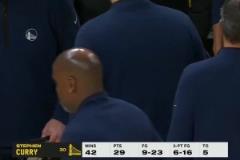 被火箭拖入搶七大戰(zhàn)，庫(kù)里在場(chǎng)邊顯得十分沮喪無(wú)奈！