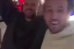 苦了這倆孩子了凱恩和戴爾激情合唱，慶祝二人生涯首冠