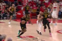 最后真是打急眼了！范喬丹回防從背后推倒巴特勒，送勇士兩罰一擲