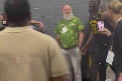 賽后格林大喊‘’驚喜“和庫里返回更衣室，看得出來庫里很開心啊