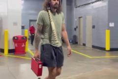 畫風(fēng)迥異！火勇?lián)屍哔惽叭雸?海王你是剛釣魚回來嗎