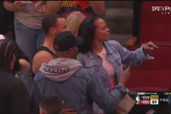 媽媽我們晉級了！庫里賽后疲憊與媽媽擁抱 并指向替補席誰？