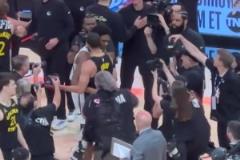 未來(lái)是你的！庫(kù)里賽后和阿門(mén)聊了很久，隨后兩人緊緊擁抱