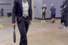 誰最時尚？火勇兩隊(duì)球員賽前抵達(dá)球館！海王穿拖鞋就來了