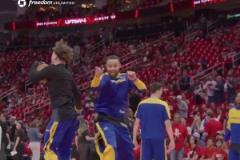 真嗨??！庫里賽前跳起了舞，還與隊(duì)友們一一互動