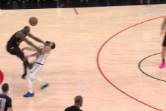 非籃球動作范喬丹切球被追夢左手劈倒在地！裁判回看追夢吃T