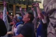 瘋狂的氛圍！看到勇士拿下G7后，大通中心外的球迷們開心了！