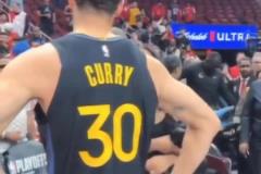 這一幕太甜了！庫(kù)里贏球后場(chǎng)邊擁抱妻子