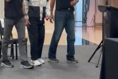 老爺子中風后狀態(tài)確實差很多！波波維奇現(xiàn)在連起身都需要馬努&鄧肯攙扶