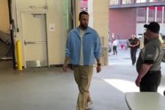 蓄勢(shì)待發(fā)！庫(kù)里一身休閑裝抵達(dá)球館