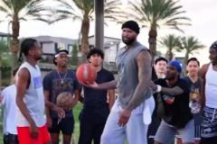 考辛斯空降野球場(chǎng)！迎著對(duì)手犯規(guī)砍分如切菜